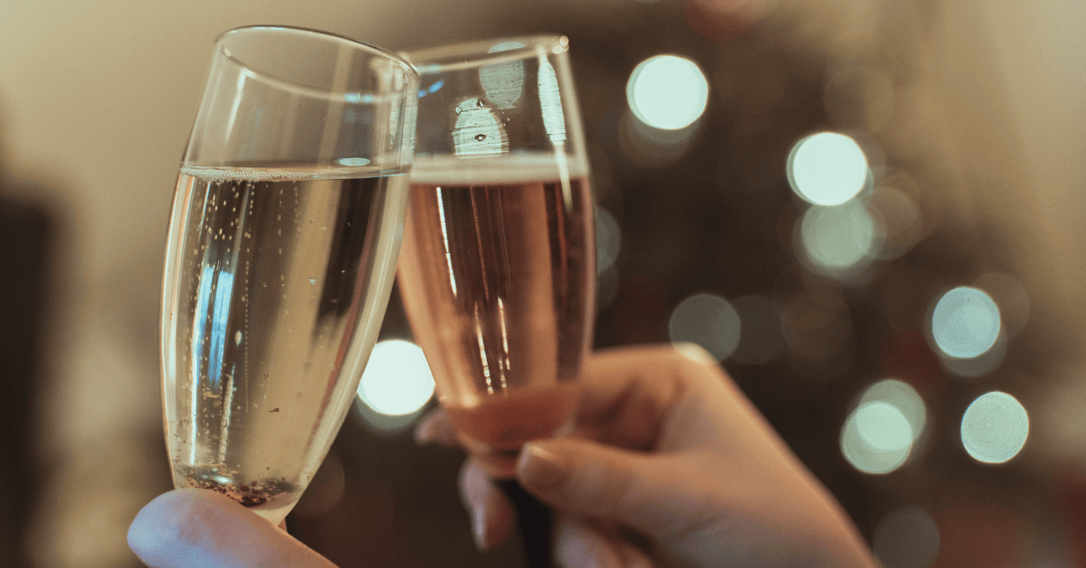 A Helpful Guide On How to Hold a Champagne Glass 2025